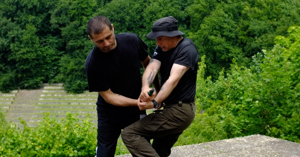 szantaż pistoletem krav maga