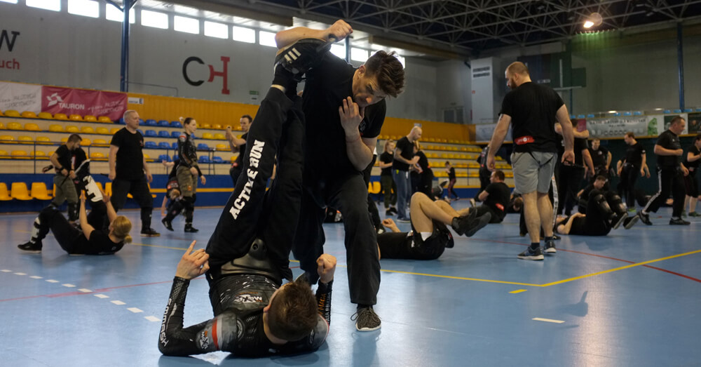 obrona przed nożem w krav maga