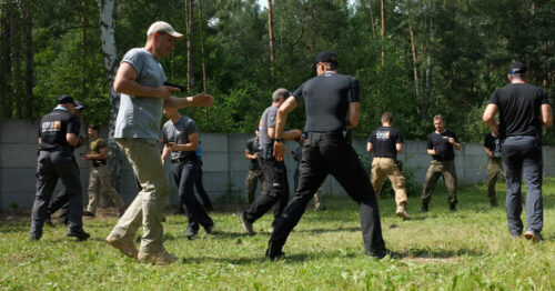 pistolet na sucho, szkolenie posługiwania się bronią, krav maga, warszawa, instruktor strzelania, broń w samoobronie