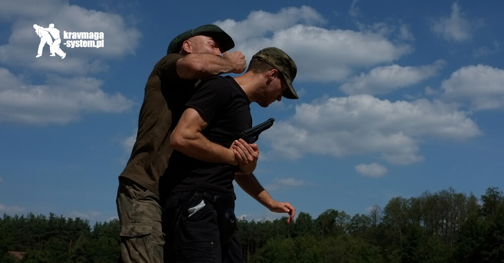 krav maga, samoobrona, warszawa, jacek walczak, instruktor, co to jest krav maga, pistolet, strzelanie