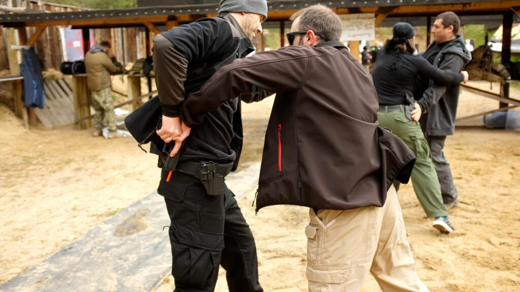 krav maga, walka wręcz, pistolet, samoobrona, broń, trening, strzelnica warszawa, łódź