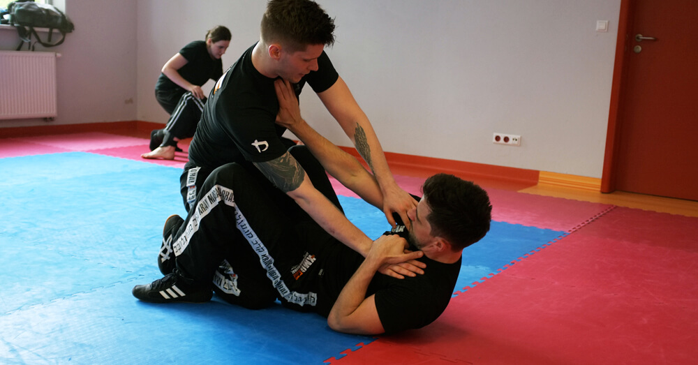 trening, krav maga, warszawa, obrona w parterze, kurs samoobrony, dla mężczyzn, dla kobiet, warszawa, ochota, mokotów, centrum, śródmieście